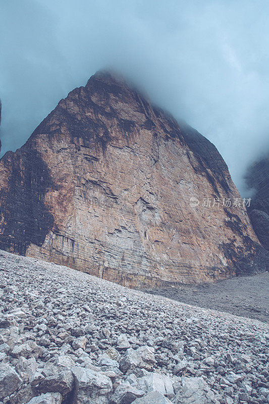 从意大利蒂罗尔的欧洲阿尔卑斯山脉的白云石(Dolomites)北部俯瞰拉瓦雷多(trecime di Lavaredo)国家公园